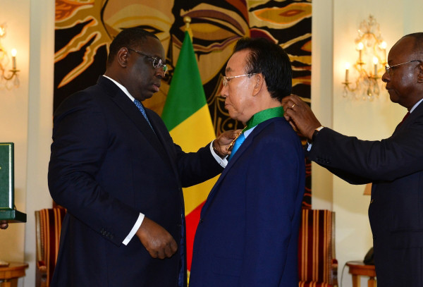 President Macky Sall of Senegal (left) gives award a decoration to former Governor Kim Kwan-yong of Gyeongsangbuk-do province on Nov. 19, 2015.
