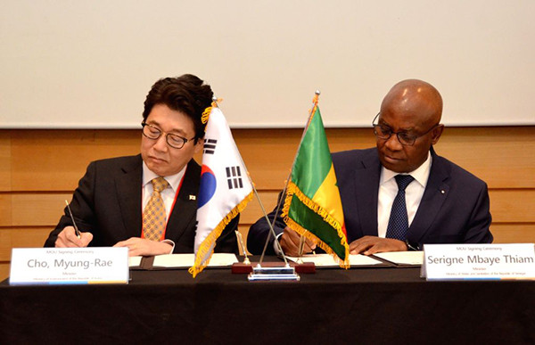 South Korean Environment Minister Cho Myung-rae (left) and Senegal's Water and Sanitation Minister Mansour Faye sign a memorandum of understanding on bilateral cooperation at the UNESCO headquarters in Paris on May 13, 2019. 