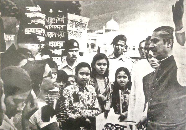 Bangabandhu Sheikh Mujibur Rahman speaks with the family members of the martyred intellectuals, who were demanding justice against the war criminals (1972).