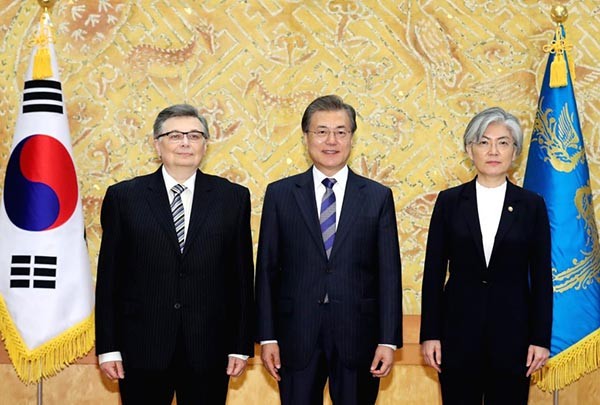President Moon Jae-in (center) poses with Ambassador Olexander Horin of Ukraine (left) after receiving his credentials at the presidential office Cheong Wa Dae in Seoul on November 2017. At the right is South Korean Foreign Minister Kang Kyung-wha.