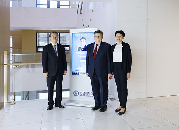 Ambassador Olexander Horin and Mrs. Nataliia Tymoshenko of Ukraine (center and right) visited Hanyang University in Seoul on November 2017.