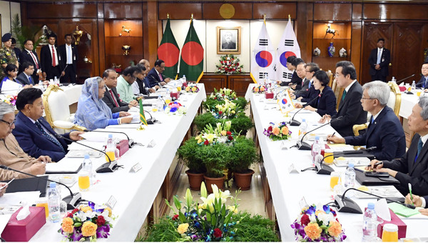 이낙연 국무총리가 14일(현지시간) 방글라데시 다카의 총리실에서 셰이크 하시나 총리와 양국 확대 총리 회담을 갖고 있다.
