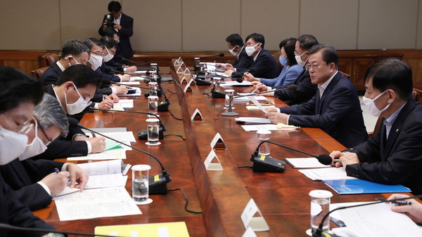 President Moon Jae-in on March 24 held phone talks with Saudi Crown Prince Mohammed bin Salman and Spanish Prime Minister Pedro Sanchez on international cooperation for responding to the novel coronavirus disease (COVID-19). Pictured here is President Moon (second from right) on the same day holding a second meeting of the emergency economic council meeting at Cheong Wa Dae.
