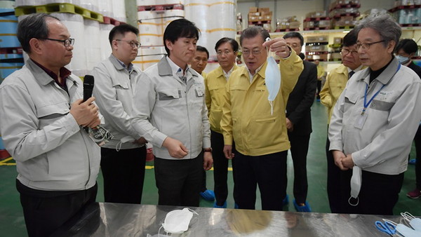 President Moon Jae-in on March 24 held phone talks with U.S. President Donald Trump on bilateral cooperation to tackle the outbreak of the novel coronavirus disease (COVID-19). Pictured here is President Moon on March. 6 visiting a mask manufacturer in Pyeongtaek, Gyeonggi-do Province, and discussing mask production.