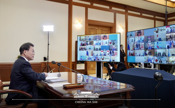 President Moon Jae-in on March 26 takes part in a G-20 videoconference on joint measures against the COVID-19 outbreak at his Cheong Wa Dae office.