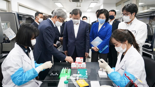 President Moon Jae-in on March 25 visits a lab at Seegene, one of the producers of Korea's COVID-19 diagnostic reagents and kits.