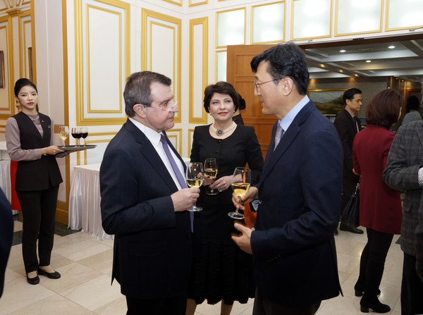 안드레이 쿨릭 러시아 대사와 부인 마리나 수아노바(왼쪽과 중앙)가 윤순구 정무차관과 대화를 나누고 있다.