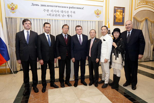 러시아 쿨릭 대사(왼쪽에서 네 번째)와 이경식 코리아포스트미디어 회장(왼쪽에서 다섯번째)이 포즈를 취하고 있다.