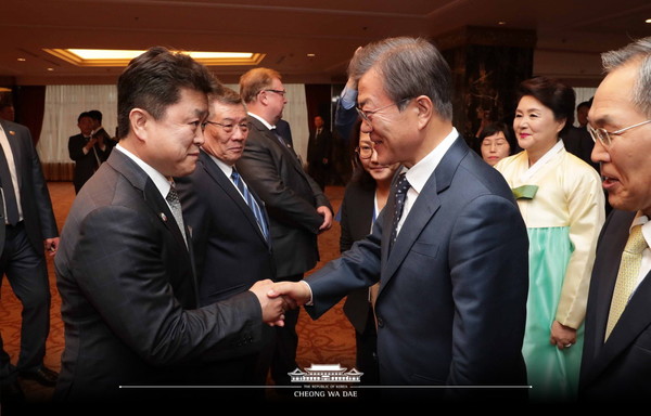 President Moon also attended an event to celebrate Korea-Russia friendship, where he met Koreans who had contributed to bilateral ties, as well as with ethnic Korean-Russian and Russian representatives. The event had in attendance descendants of six Korean independence activists who fought across Siberia and the Russian Far East, such as Choi Jae-hyung.