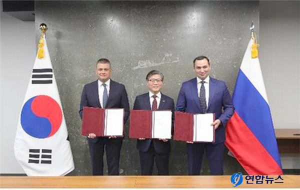 Korea Land and Housing Corp. president Byeon Chang-heum (center), Russia’s Far East Investment and Export Agency general director L.G. Petukhov (left), and Russia’s Far East Development Corp. general director A.S. Kanukoev pose for a photo after signing a preliminary implementation agreement (PIA) for the establishment of an industrial complex in the Maritime Province of Siberia.