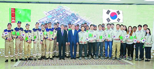 Leaders of Turkmenistan and the Republic of Korea visit Kiyanly petrochemical plant, constructed by Korean companies. April 2019