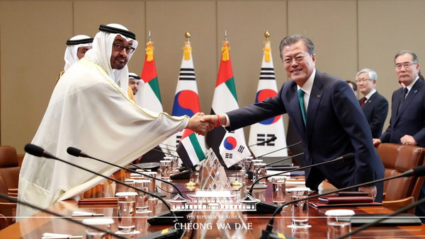 Photo shows Crown Prince Sheikh Mohamed bin Zayed Al Nahyan of United Arab Emirates (left) shakes hands with President Moon Jae-in (right) at Korea-UAE Summit on Feb. 27, 2019.