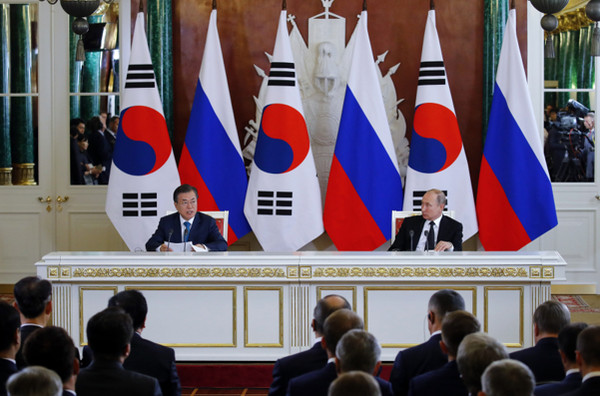 문재인 대통령(왼쪽)이 모스크바에서 블라디미르 푸틴 러시아 대통령과 대화하고 있다.