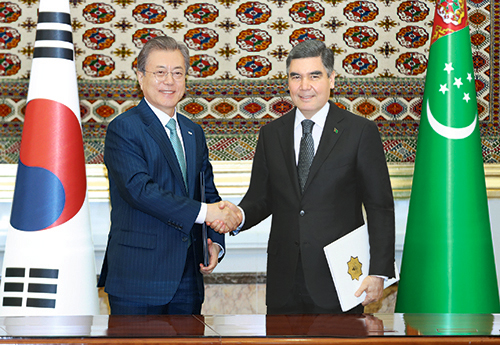 The President of Turkmenistan H.E. Gurbanguly Berdimuhamedov and the President of the Republic of Korea H.E. Moon Jaein in the Presidentia