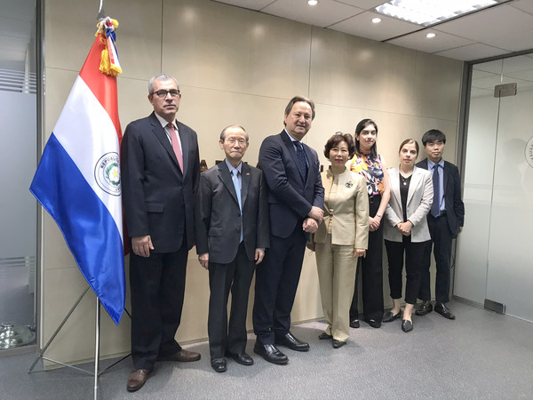 Ambassador Silvero of Parguay and Publisher-Chairman Lee Kyung-sik (fifth and sixth from right) pose with the staff of the Embassy and the interviewing team of 'The Korea Post'.