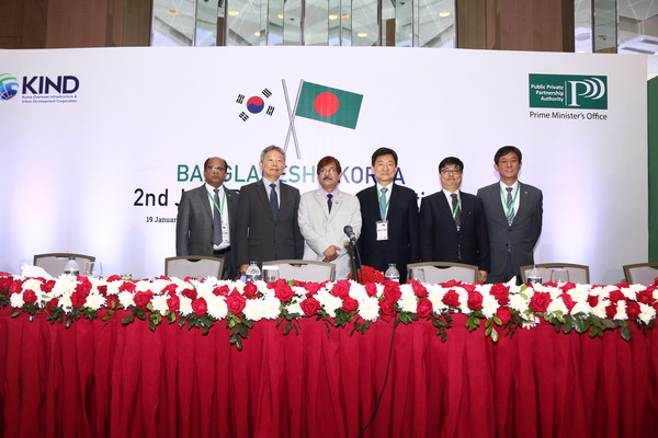 From the left, Director General of PPPA, Korean Ambassador in Bangladesh, PPPA CEO, KIND CEO, Director of MOLIT, Executive Vice President of KIND, during Bangladesh-Korea 2nd Joint PPP Platform Meeting (2020.01.19)