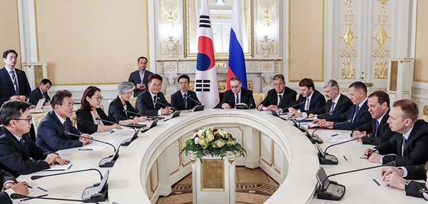 문재인 대통령(왼쪽에서 두 번째)이 21일 모스크바에서 드미트리 메드베데프 러시아 총리(오른쪽에서 두 번째)와 회담을 갖고 있다.