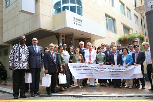 Dr. Seo Hyo-seok (eighth from right front row) poses with the Ambassadors and other senior members of the Diplomatic Corps in Korea and The Korea Post media team members at the Pyunkang Oriental Clinic.