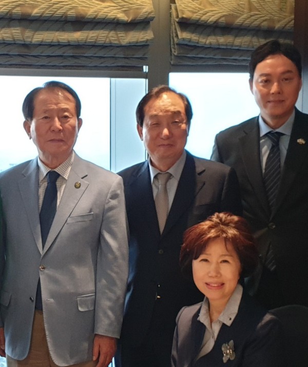 From the left: Chairman Kim Yong-gu (Shin Dong Resources Co., Ltd.,), Executive Advisor Chung In-hwa (Chung Hospital), Senior Vice President Kim Chang-keon (Korea-Uzbekistan Business Center) and Vice Chairperson Joy Cho of 'The Korea Post' media (seated) 