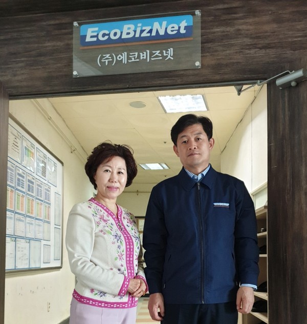 EcoBizNet CEO Jeong-sub Cho with ‘The Korea Post‘ reporter Cho Kyung-hee