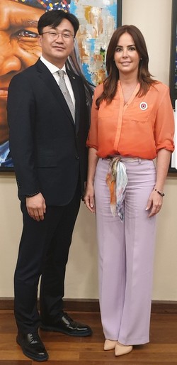 Paraguayan First Lady Silvana López Moreira with M.view Global CEO Kim Dong-wook