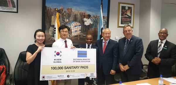 In December 2019, 400,000 sanitary napkins were donated to African women in Botswana, South Africa. The second from left M.view Global CEO Kim Dong-wook and the forth from left Park Jong-dae (Ambassador of South Africa)