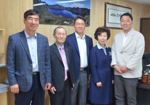 From Left : Industry General Kim Kyung Mok, Publisher-Chairman Lee Kyung-sik and Vice-Chairperson Cho Kyung-hee of 'The Korea Post media', Senior Staff Lim Min Woo