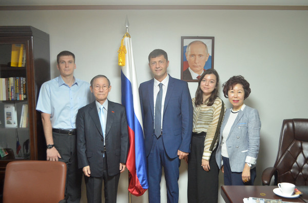 Trade Representative Alexander Masaltsev of the Russian Federation in Seoul (center) and, Consultant Vialikov Petr (far left) and trade expert Karina Khalikova (fourth from left) pose with Publisher-Chairman Lee Kyung-sik (second from left) and Vice-Chairperson Joy Cho of The Korea Post media (far right).
