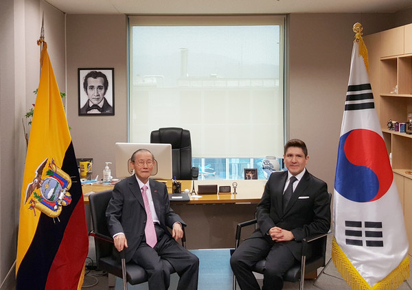 Charge d’Affaires Johnny D. Reinoso-Vasquez of Ecuador in Seoul (right) is interviewed by Publisher-Chairman Lee Kyung-sik of The Korea Post media, publisher of 3 English and 2 Korean publications since 1985.
