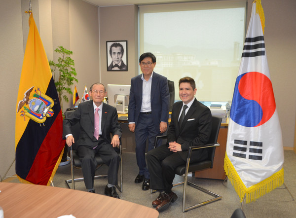 CDA. Reinoso-Vasquez of Ecuador (right) poses with Publisher Lee of The Korea Post (left) and Editor Kim Hyung-dae