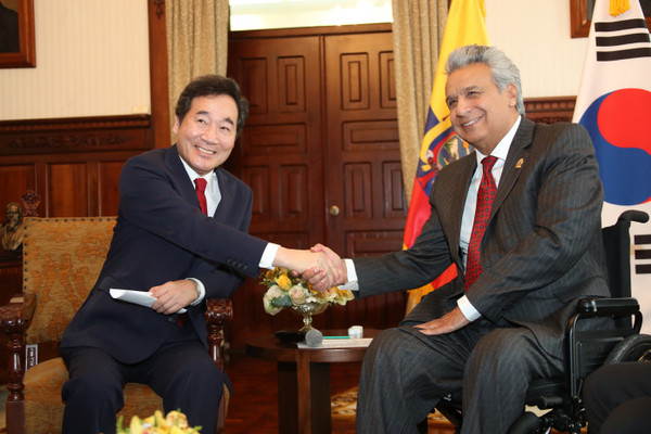 Photo shows President Lenín Moreno of the Republic of Ecuador (right) shaking hands with the then Prime Minister Lee Nak-yon of the Republic of Korea during the latter’s official visit to Ecuador in May last year for the promotion of relations and cooperation between the two countries.