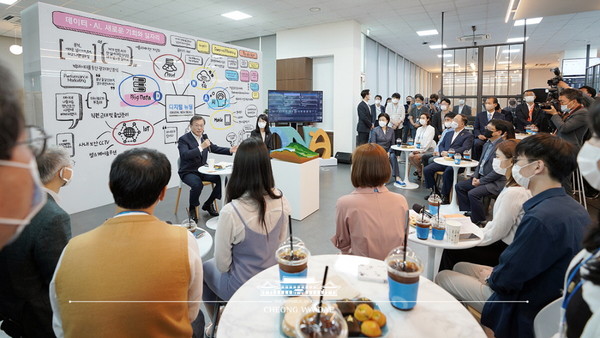 President Moon (wearing a mask) speaks at a meeting with the management and workers at the Douzone Bizon on June 18. He said, “The Korean Government is now pushing for a Korean version of the New Deal to overcome the COVID-19 crisis."