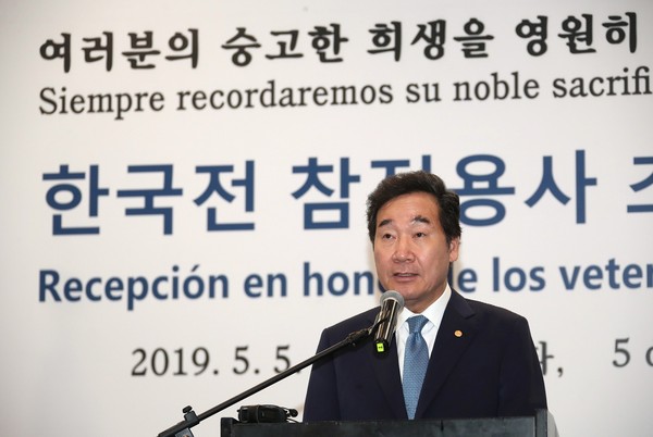 Prime Minister Lee Nak-yon makes a speech during a luncheon meeting with Colombian war veterans who participated in the 1950-53 Korean War, in the capital city of Bogota on May 5, 2019.