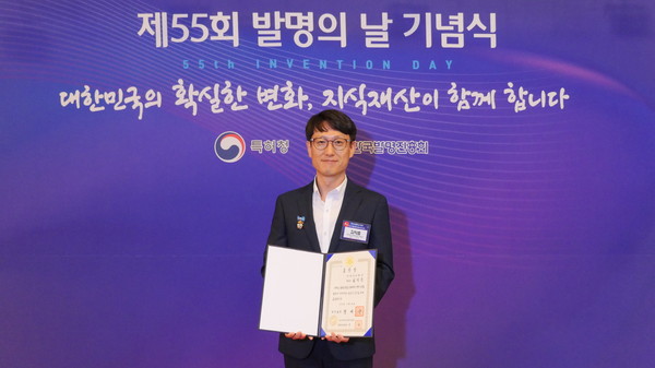 KT&G(사장 백복인) 김익중 R&D본부 책임연구원이 24일 개최된 제55회 발명의 날 기념식에서 산업발전에 기여한 공로를 인정받아 국무총리 표창을 수상했다.