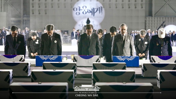 President Moon Jae-in (third from left, front row) offers a silent prayer for the fallen veterans of Korea, the United States of America and other Korean War allies on June 25, 2020. On the right of President Moon facing the camera (fourth from left, front row) is Ambassador Harry B.Harris Jr, of the U.S. in Seoul who is considered to be among the friendliest American envoys to Korea.
