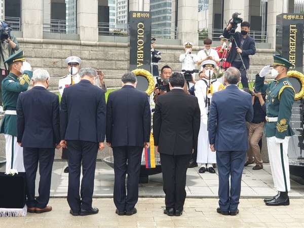 Photo shows Defense Minister Jeong Kyeong-doo of Korea and Ambassador Juan Carlos Caizar Rozero of Colombia (3rd and 4th from left, respectively) with other dignitaries at the memorial service for the fallen soldiers of the Colombian Battalion who fought here during the Korean War. At far right is U.S. Ambassador Harry Harris.