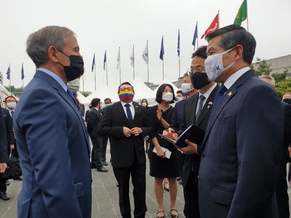 Defense Minister Jeong Kyeong-doo of Korea is conversing with U.S. Ambassador Harry Harris of the U.S. On the right of Amb. Harris in the backdrop wearing the mask of the pattern of the National Flag of Colombia is Colombian Ambassador Juan Carlos Caizar Rozero.