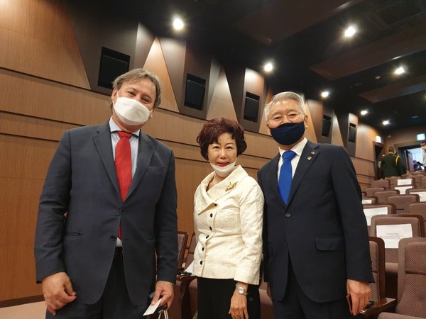 From left: Ambassador Raul Silvero of Paraguay in Seoul, Editor Joy Cho of The Korea Post and Chairman Lee Sang-chul of the War Memorial of Korea.