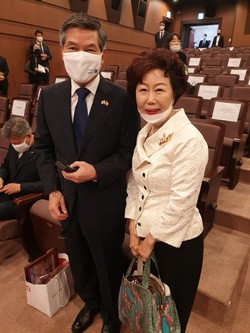 Defense Minister Jeong (left) poses with The Korea Post Editor Ms. Joy Cho.