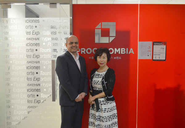 CEO Augusto Castellanos of Procolombia (left) with Vice Chairperson Joy Cho of The Korea Post media.