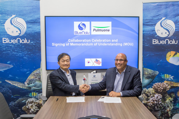 At the Blue Nalou headquarters in San Diego, California, Lee Sang-yoon, Pulmuone Technology Director (left) and Lu Cooper House Blue Nalu CEO signed an MOU.