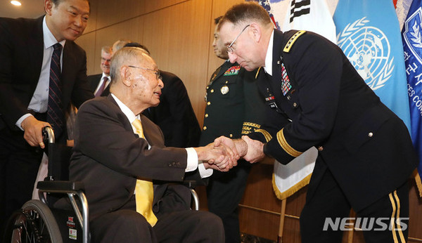 Gen. Paik (ret.) at left shakes hands with Gen. Robert Abrams (commander of U.S.-Korea Combined Forces Command/commander of USFK).