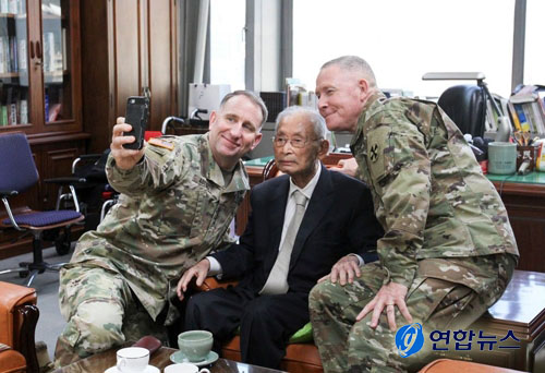 The late Gen. Paik Sun-yup is flanked on the left by Gen. Robert Abrams (commander of the U.S. Forces Korea), who visited General Paik when Paik celebrated his 100th birthday (99 in Western calendar).