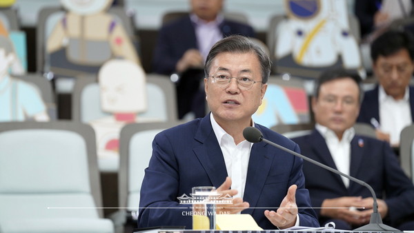 President Moon Jae-in speaks at a meeting with business leaders. He particularly praised SK Hynix for the localization of semiconductor parts.