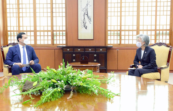 Foreign Minister Kang Kyung-hwa (right) speaks with Deputy Prime Minister Sardor Umurzakov of Uzbekistan in Seoul.