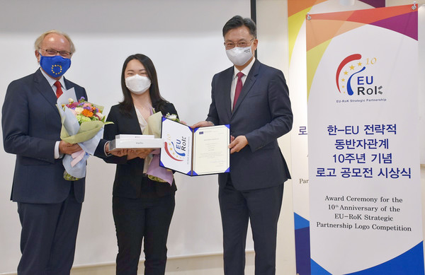 The winner of a competition to design a logo to celebrate the 10 anniversary of the EU-Republic of Korea Strategic Partnership, Mrs. Kim Jisu, was congratulated in a ceremony at the Ministry of Foreign Affairs on June 26.