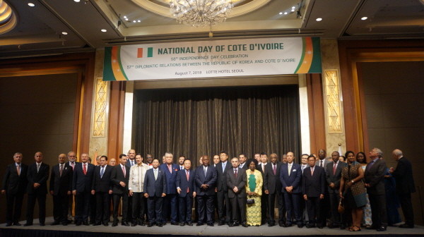 Ambassador Kouassi Bile of Cote d’Ivoire (11th from left, front row) poses with the Korean government representatives and ambassadors from many countries of the world at a reception at Lotte Hotel in Seoul to celebrate the national day