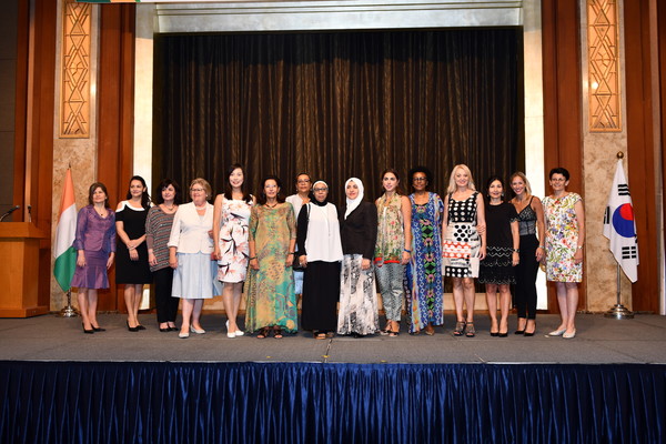 Mrs. Sarah Bile (spouse of the ambassador of Cote d’Ivoire in Seoul), 6th from left, poses with the spouses of other ambassadors.