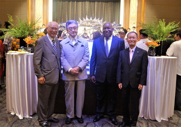 8. Ambassador Kouassi Bile of Cote d’Ivoire (2nd from right) poses with Publisher-Chairman Lee Kyung-sik of The Korea Post (far right), and Director-Curator Cho Myung-haeng of the Yeongwol African Arts Museum (former