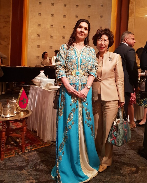 Mrs. Leila CHelly (spouse of the Ambassador of Morocco) posed with Joy Cho Vice-Chairman of  The Korea Post media.